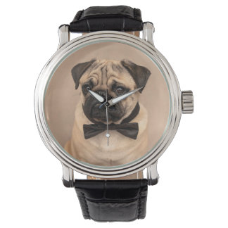 Fawn Pug Dog com Arco. Relógio de Na moda