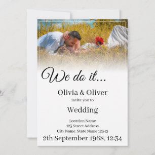 Fazemos isso. Beijar Casal em um campo