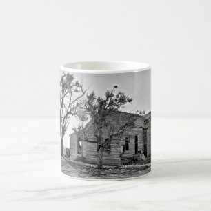 Fazenda abandonada na caneca de café