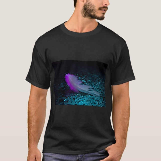 Feather Touch: Camiseta de Arte Molhada da Naturez (Frente)