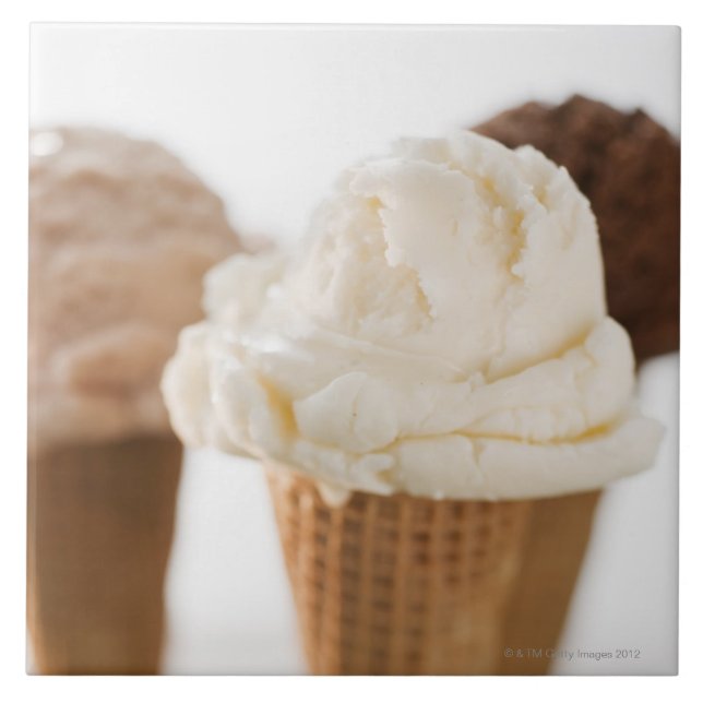 Feche acima dos vários cones do sorvete (Frente)