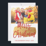 Feliz Cartão com fotos de Letras com Mão de Natal<br><div class="desc">Feliz Cartão com fotos de Manuscrito de Natal. A foto e o texto deste script de pincel com letra manual podem ser atualizados e personalizados com sua foto e seu nome de família. Este cartão apresenta também o nome da família e uma coroa de folha de ouro no verso do...</div>