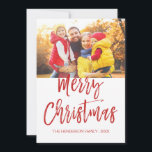 Feliz Cartão com fotos de Letras com Mão de Natal<br><div class="desc">Feliz Cartão com fotos de Manuscrito de Natal. A foto e o texto deste script de pincel com letra manual podem ser atualizados e personalizados com sua foto e seu nome de família. Este cartão apresenta também o nome da família e uma coroa de folha de ouro no verso do...</div>