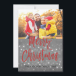 Feliz Cartão com fotos de neve de Natal ou floco d<br><div class="desc">Feliz Natal - Cinza De Carvões De Mão Com Letra De Snowflake Cartão com fotos. A foto e o texto deste script de pincel com letra manual podem ser atualizados e personalizados com sua foto e seu nome. Este cartão também mostra o seu nome na parte de trás do cartão...</div>
