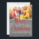 Feliz Cartão com fotos de neve de Natal ou floco d<br><div class="desc">Feliz Natal - Cinza De Carvões De Mão Com Letra De Snowflake Cartão com fotos. A foto e o texto deste script de pincel com letra manual podem ser atualizados e personalizados com sua foto e seu nome. Este cartão também mostra o seu nome na parte de trás do cartão...</div>