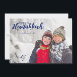 Feliz Cartão com fotos Feriado de Neve Hanukkah<br><div class="desc">Na moda e feliz Cartão com fotos de Férias Feliz de Hanukkah Snow Bubbles é perfeito para todos os seus amigos e família nesta temporada de férias. Personalize o texto com seu nome de família e o ano e troque a foto por uma foto de seus filhos, animais de estimação...</div>