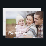 Feliz Cartão com fotos Feriado de Neve Hanukkah<br><div class="desc">Na moda e feliz Cartão com fotos de Férias Feliz de Hanukkah Snow Bubbles é perfeito para todos os seus amigos e família nesta temporada de férias. Personalize o texto com seu nome de família e o ano e troque a foto por uma foto de seus filhos, animais de estimação...</div>