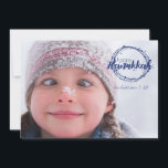 Feliz Cartão com fotos Feriado de Neve Hanukkah<br><div class="desc">Na moda e feliz Cartão com fotos de Férias Feliz de Hanukkah Snow Bubbles é perfeito para todos os seus amigos e família nesta temporada de férias. Personalize o texto com seu nome de família e o ano e troque a foto por uma foto de seus filhos, animais de estimação...</div>