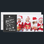 FELIZ CHALKBOARD | CARTÃO COM FOTOS HOLIDAY<br><div class="desc">CARTÃO COM FOTOS DE CARTÕES DE NATAL DE PAINEL PRETO. Fonte de giz divertida usada em um fundo de efeito de quadro negro. "Desejo-te um Feliz Natal e um Feliz ano novo". Personalize com seu nome e foto da família. Elke Clarke© para a Galeria de Monogramas. Para um ditado diferente,...</div>