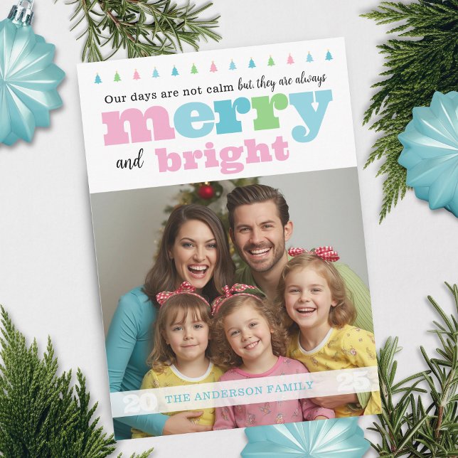 Feliz colorida e cartão de feriado brilhante (colorful retro merry and bright holiday card with one photo, personalized name, year and message)