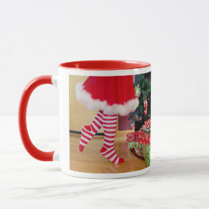 Feliz de fotos e brilho na caneca vermelha de café