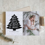 Feliz e Árvore de Natal Brilhante | Cartão com fot<br><div class="desc">Cartão com fotos moderno com caligrafia moderna e ilustração da árvore de Natal. Outras cores e itens correspondentes,  como cartões com fotos e rótulos,  estão disponíveis. "Que seus dias sejam felizes e brilhantes."</div>