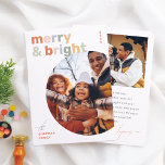 Feliz e Brilhante Orçamento de Foto de Natal Color<br><div class="desc">Traga um toque de cor e alegria para seus cartões de natal com este cartão de fotos de Natal vibrante "Feliz e Brilho". A frente apresenta riscas ousadas sans-serif em tons bonitos de pastel, com uma foto redonda da família adicionando um toque pessoal e divertido. A foto circular adiciona uma...</div>