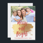 Feliz e Cartão com fotos de Script com Mão Brilhan<br><div class="desc">Feliz e Cartão com fotos de Script com Letra de Feriado de Natal Brilhante. A foto e o texto deste script de pincel com letra manual podem ser atualizados e personalizados com sua foto e seu nome de família. Este cartão apresenta também o nome da família e uma coroa de...</div>