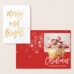 Feliz e Cartões de foto de Natal de folha de ouro<br><div class="desc">Feliz e Folha de Ouro Brilhante Mão Lendada para Script Snowy Cartão com fotos. A foto e o texto deste Cartão de Natal podem ser atualizados e personalizados com sua foto e seu nome. Este cartão mostra o seu nome na dentro do Cartão de Natal Gold Foil.</div>