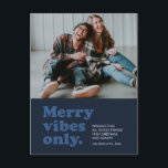 Feliz frascos apenas retro marinho azul cartão pos<br><div class="desc">A feliz vibe apenas nesta temporada de festas! Envie um cartão de feriado retrô divertido com este design de uma foto. O tipo de retorno lê "apenas vibrações de feliz" e também tem espaço para uma mensagem, nome e ano personalizados. A parte traseira oferece a sala de uma mensagem personalizada...</div>