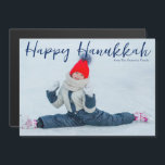 Feliz Hanukkah Chic Modern Simple Photo Magnet<br><div class="desc">Um cartão de ímã Hanukkah,  personalizável e moderno cheio judaico,  com uma fotografia de inverno da sua criança ou família com uma cobertura azul. Personalize esses magnatas minimalistas do Chanukah.</div>