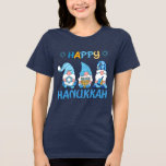 Feliz Hanukkah Gnomos Dreidel Menorah<br><div class="desc">Feliz Hanukkah Gnomos Dreidel Menorah T-Shirt apresenta três gnomos bonitos com uma estrela de David,  Menorah e Dreidel com o texto "Feliz Chanucá" na tipografia moderna. Projetado por feriados do Evco www.zazzle.com/store/evcoholidays</div>