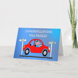 Feliz homem acabou de passar o cartão de teste