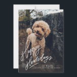 Feliz Howlidays com a letra da mão | Foto Pet Dog<br><div class="desc">Este cartão de feriado com tema de cheio apresentando sua foto do(s) seu(s) amigo(s) peludo(s) e a moderna inscrição manual com sotaques de pata desenhados à mão. Vem com um padrão de impressão de pata correspondente na parte traseira para um toque especial extra.</div>