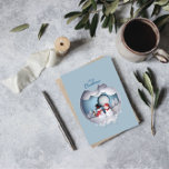 Feliz Natal - Diversão de Cartão Snowman Snowball<br><div class="desc">Um cartão de saudação de Natal limpo, moderno, divertido e clássico para pais, avós, família ou amigos. Neves e mulheres neves em uma bola de neve clara e brilhante, com saudações nas costas. É possível apagar completamente o que está escrito na parte traseira do cartão e escrevê-lo na sua própria...</div>