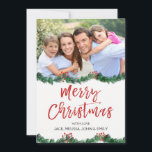 Feliz Natal e Cartão com fotos do Garland Script<br><div class="desc">Feliz Natal Garland Manda Lettered Família Script ou Cartão com fotos Corporativo. A foto e o texto deste script de pincel com letra manual podem ser atualizados e personalizados com sua foto e seu nome de família.</div>