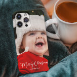 Feliz Natal Elegante Foto da Tipografia Branca<br><div class="desc">Elegante Foto de Natal Feliz,  caso do iPhone 14 com bela tipografia cursiva branca. Esta capa de telefone de fotografia da família de feriados moderna apresenta um roteiro magnífico e o seu nome personalizado ou texto em branco sobre a imagem de sangria do cheio.</div>