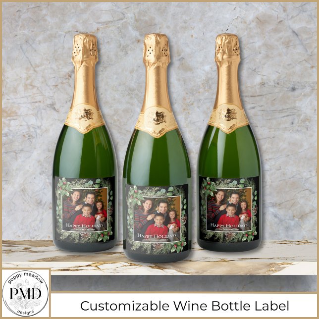 Feliz Natal Foto Coroa de Verduras  (Happy Holidays Photo Wreath Greenery Botanical Sparkling Wine Bottle Label with Name, Year, Photo.)