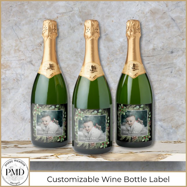 Feliz Natal Foto Coroa Folhagem  (Happy Holidays Photo Wreath Greenery Botanical Sparkling Wine Label with Name, Date, Baby Photo.)