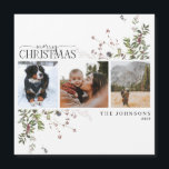 Feliz Natal Winter Berry 3 Photo Magnetic Card<br><div class="desc">Procurando um cartão de cartões de natal único e bonito para enviar aos seus amigos e familiares este ano? Dê uma olhada no nosso feliz Natal, Berry Calliografia Botânica, Magnet! Este cartão festivo e na moda apresenta um feliz Natal na caligrafia moderna, 3 fotos favoritas, e um arranjo tendencioso e...</div>