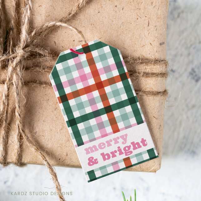 Feliz personalizada e etiqueta de presente de Nata (Merry and Bright, personalize with names Christmas gift tags, with trendy and modern gingham holiday)
