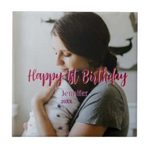Feliz primeiro aniversario, bebê mãe vermelha, lar