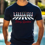 Feliz Quackers Pato de Natal Engraçado Festivo<br><div class="desc">Feliz Quackers Natal Duck Funny Fesitay Triblend Shirt apresenta pato festivo atravessando a estrada vestindo galhadas de veados, chapéus de Santa e lenços com o texto "Quackers de Feliz" na tipografia moderna. Perfeito para presentes de Natal, festas de Natal e festas de Natal, aniversários e muito mais. Criado pelo Evco...</div>