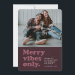 Feliz retrora vibes cartão com fotos de férias de<br><div class="desc">A feliz vibe apenas nesta temporada de festas! Envie um cartão de feriado retrô divertido com este design de uma foto quadrada. O tipo de arremesso em um roxo de morango diz "apenas vibrações de feliz" e também tem espaço para uma mensagem, nome e ano personalizados. A parte de trás...</div>