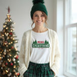 Feliz tudo | Árvore Gráfica de Natal Vintage<br><div class="desc">Celebre a época mágica e festiva de férias com a nossa roupa de Natal. O design apresenta o estilo rústico e vintage, desenhado à mão, árvores de Natal verdes, em árvore, com "Feliz Tudo" desenhado em uma tipografia de estilo vintage rústico, em vermelho e verde. Personalizar com data estabelecida opcional....</div>