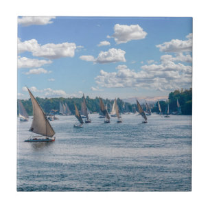 Feluccas navegando ao longo do Nilo - Aswan, Egito