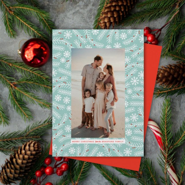 Feriado de Filtro de Neve e Floco de Neve (a modern pattern of evergreen branches with berries and snowflakes frame one family photo)
