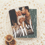 Feriado de Fotografia da Família de Script Bruche<br><div class="desc">Um design de orçamento e simples com uma mensagem forte, "alegre" é o espírito do Natal! Este design moderno apresenta uma foto de sua escolha com "alegria" escrita na parte inferior em caligrafia moderna com escrita manual de pincéis. No canto inferior direito ele mostra seu nome de família e o...</div>