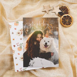 Feriado de Natal com Felicidade de Orçamento 1 Fot<br><div class="desc">Feliz Flourando Moderno Mínimo 1 Cartões de Orçamento de Férias de Natal. Um simples design de Natal de 1 foto. A frente mostra uma foto personalizável, com sangue de cheio, da sua escolha. Um sutil e elegante 'alegre' agarra o topo, escrito em letras escritas caligrafia manuscritas, criando um coração caprichoso...</div>