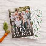 Feriado de Natal da Família Muito Feliz<br><div class="desc">Cartões com fotos modernos e minimalistas para a sua família e amigos. A frente deste cartão está cheia de sua foto personalizada. Há uma sutil camada de ombro preto na parte inferior para fazer o texto branco se destacar. O texto diz "Muito feliz" em letras maiúsculas de moda com o...</div>
