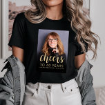 Festa de aniversário de 40 anos de Animação de Fot<br><div class="desc">Esta camiseta aniversário de 40 anos apresenta a foto do convidado de honra com uma camada de texto dourada. A palavra "torcida" aparece num elegante roteiro de caligrafia dourada, seguido de "até 40 anos" e do nome e aniversário do convidado de honra em sans serif font. Uma tela escura ajuda...</div>