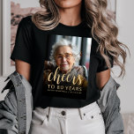 Festa de aniversário de 80 de Animação de Fotograf<br><div class="desc">Esta camiseta de festa de aniversário apresenta a foto do convidado de honra com uma camada de texto dourada. A palavra "torcida" aparece num elegante roteiro de caligrafia dourada, seguido de "até 80 anos" e o nome e aniversário do convidado de honra em sans serif font. Uma tela escura ajuda...</div>