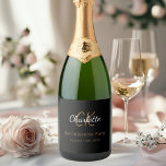 Festa de Despedida de Solteira monograma dourado e<br><div class="desc">Para uma Festa de Despedida de Solteira elegante. Um clássico fundo preto. Personalize e adicione um nome e iniciais de monograma e a data. O nome é escrito em uma cor dourada com um estilo de letra manuscrita moderna. Letras brancas e douradas.</div>