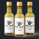 Festa de Solteira Rockstar Esqueleto Morra ou Case<br><div class="desc">Estas são Etiquetas para Garrafas de Vinho Miniatura para Festa de Solteira Rockstar Gótica Assustadora de Esqueleto Morra ou Case!</div>