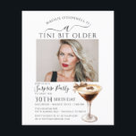 FESTA DE SURPRESA ORÇAMENTAL Tini Bit Older Martin<br><div class="desc">A foto da celebrante do aniversário é tirada no palco central neste convite de aniversário da festa surpresa martini da moda. Elegante e design chic apresenta um martini espresso. Um arco bonito adiciona um toque feminino. Todo o texto é editável.</div>
