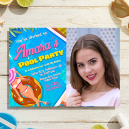 Festa na Piscina - Menina com Convite de Foto