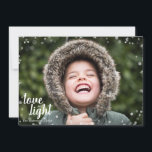 Festividades Amor bonito & cartão com fotos leve do feriado de<br><div class="desc">O cartão com fotos à moda e bonito do feriado de Hanukkah é perfeito para todos seus amigos e família esta época natalícia. Personalize o texto com seu nome de família e o ano e troque para fora a imagem para uma foto de seus miúdos, de animal de estimação, ou...</div>