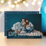Festividades Amor, Luz e Trás | Cartão com fotos de Hanukkah<br><div class="desc">O cartão com fotos de Chanucá, bonito e iluminado, apresenta sua foto favorita, horizontal ou paisagística, com "amor, luz, trincas" sobrepostas em letras brancas, acentuadas com estrelas de David. Personalize com a saudação de Chanucá, nomes e o ano abaixo. Cartões se revertem a um padrão de neve e estrelas em...</div>