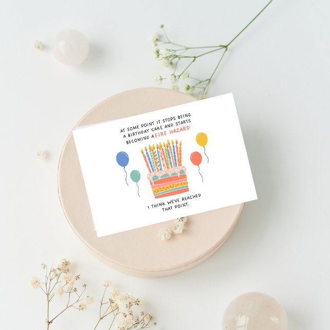 Festividades Bolo de aniversário e cartão de risco de fogo (Criador carregado)