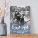 Festividades Cartão com fotos de Chanucá e Amor<br><div class="desc">Mande suas saudações a Chanucá em estilo com essas belas cartas. O pano de fundo azul do livro desaparece na foto da sua família, com uma doce mensagem de "Amor e Luz" em tipografia de pinceladas brancas. Personalize com seu nome de família e o ano, e personalize a saudação também,...</div>